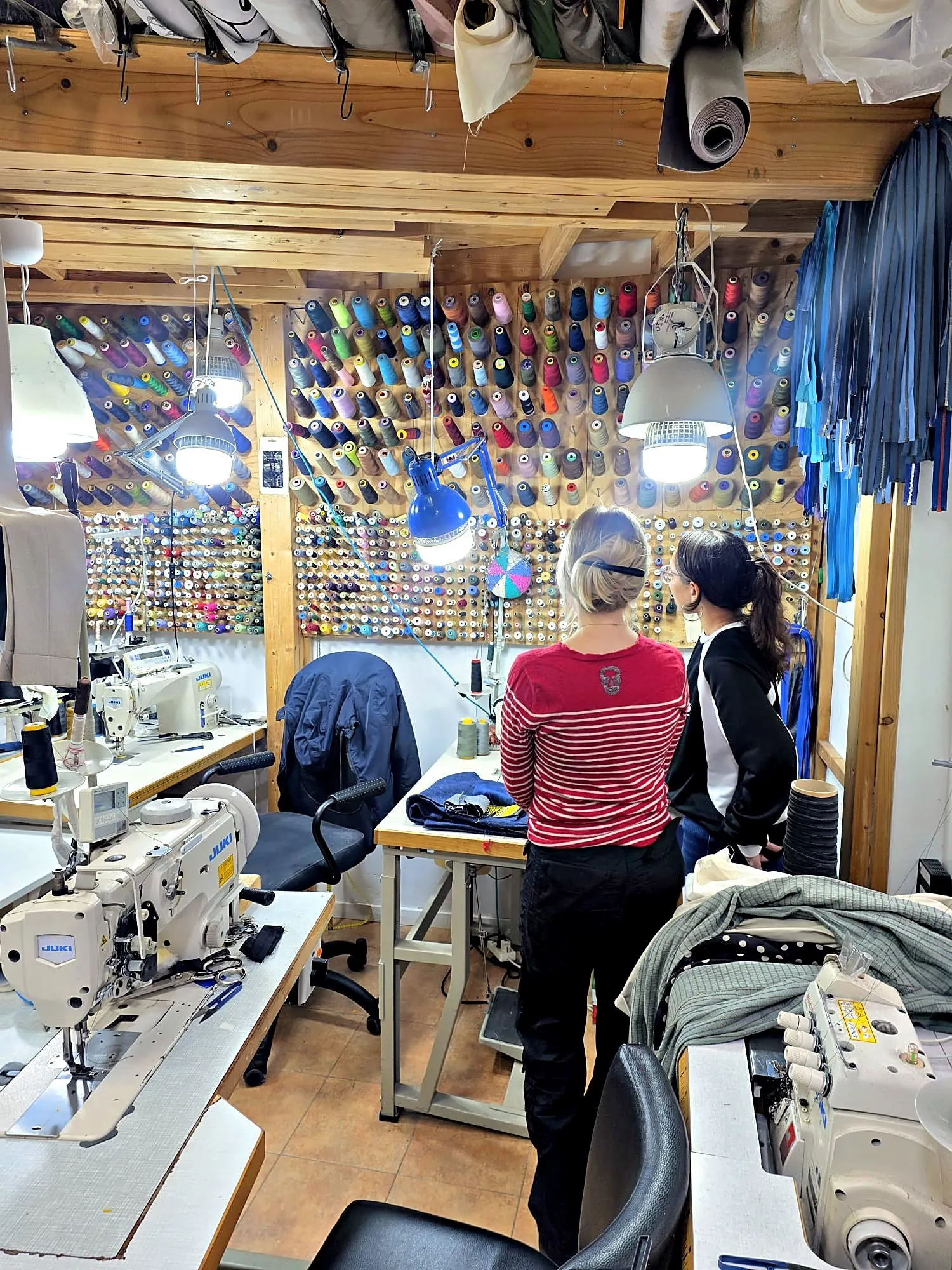 Trabajando en la máquina de coser en el taller