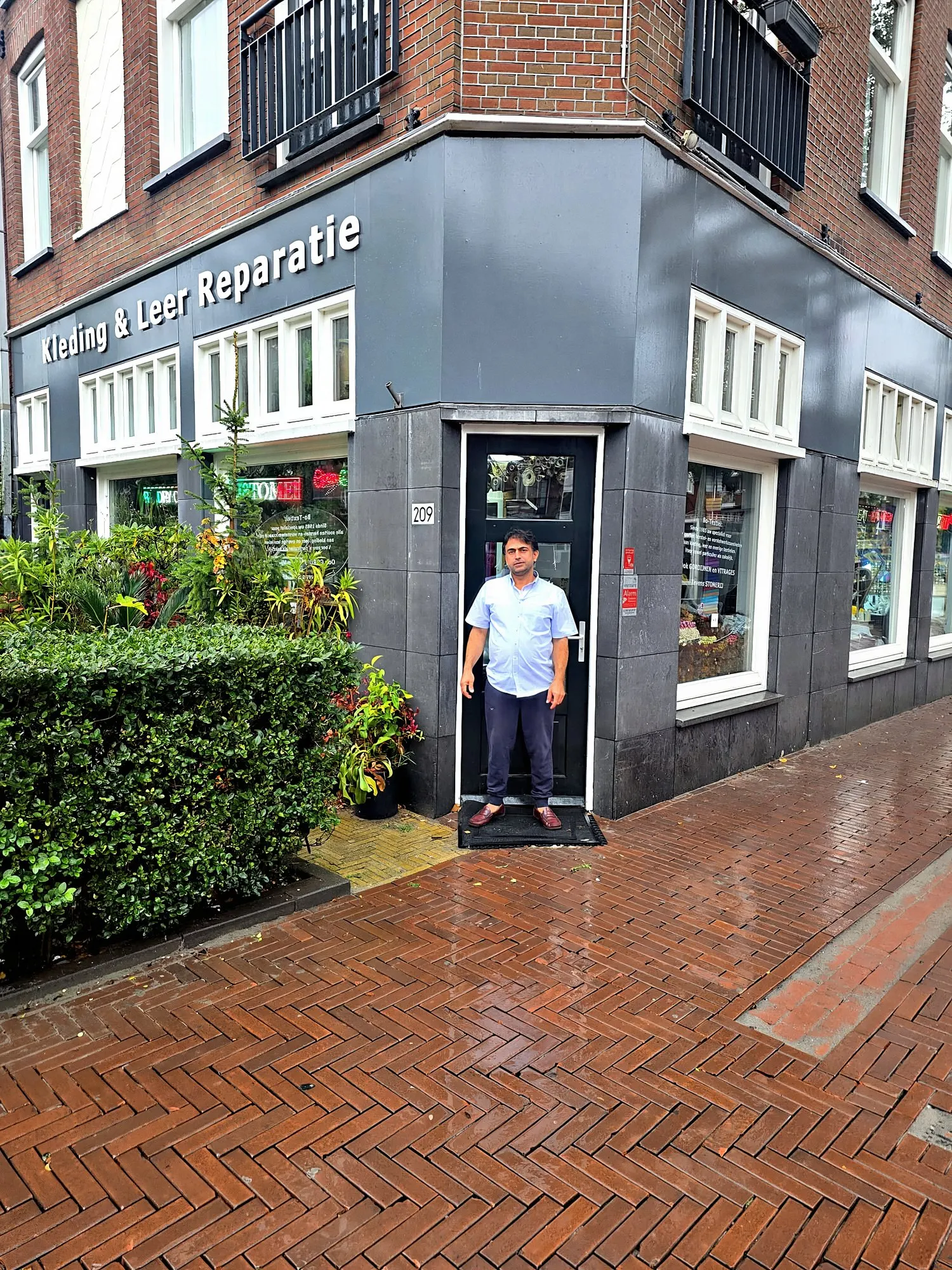 بيير حسان أمام مدخل Small Couture في شارع Wagenaarstraat